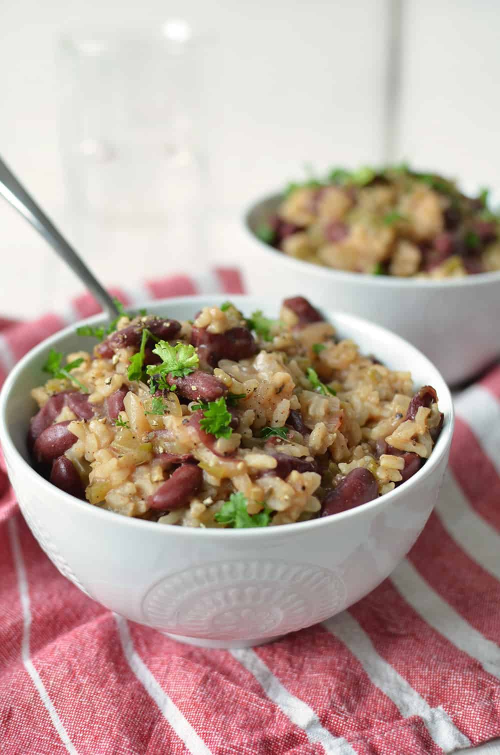 ¡Frijoles Rojos y arroz de cocción lenta! Esta comida vegana y sin gluten es muy satisfactoria, ¡perfecta para los días fríos! | www.delishknowledge.com